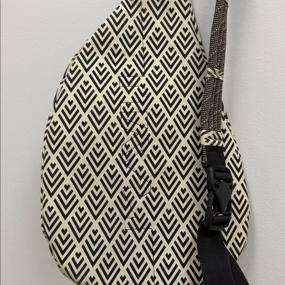 Kavu Slingpack Sling Bag Black Cream Geometric Print Rope Bag! - Picture 6 of 8